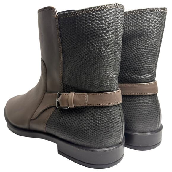 Ecco Side Zip Leather 2 Toned Chelsea Buckle Ankle Booties Women Sz 9 Fisherman - Picture 6 of 13